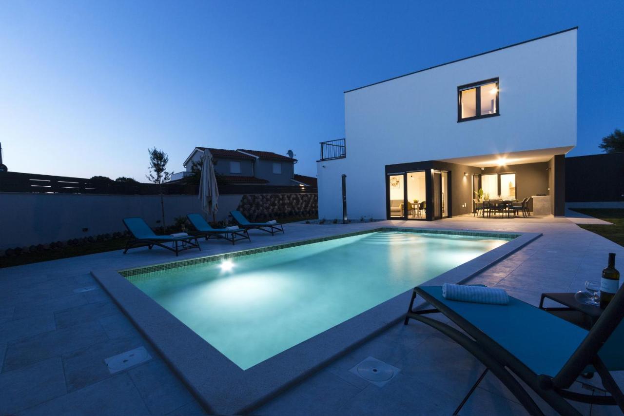 Modern 3-Bedroom Villa With A Private Pool PUY 외부 사진