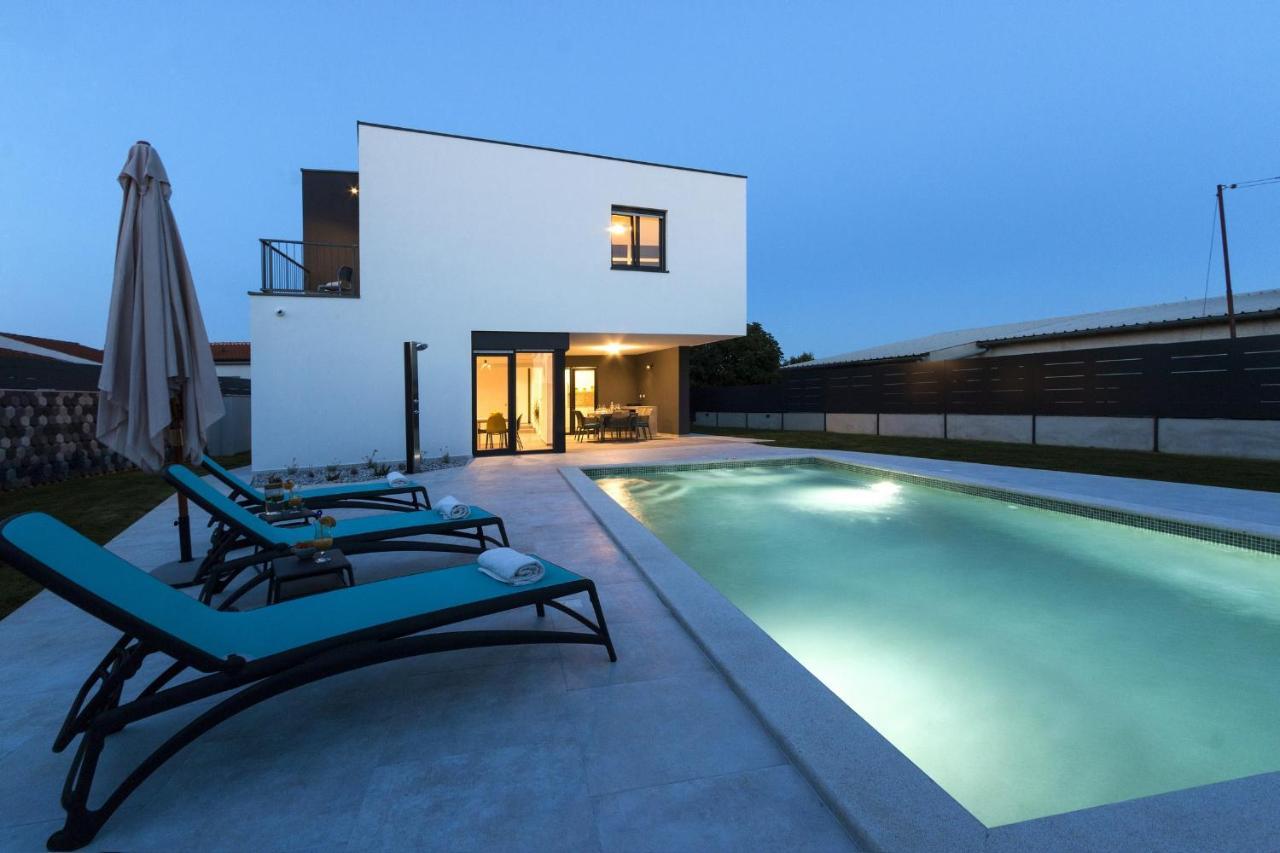 Modern 3-Bedroom Villa With A Private Pool PUY 외부 사진