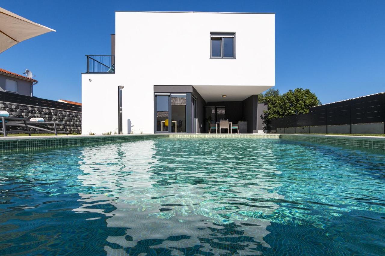 Modern 3-Bedroom Villa With A Private Pool PUY 외부 사진