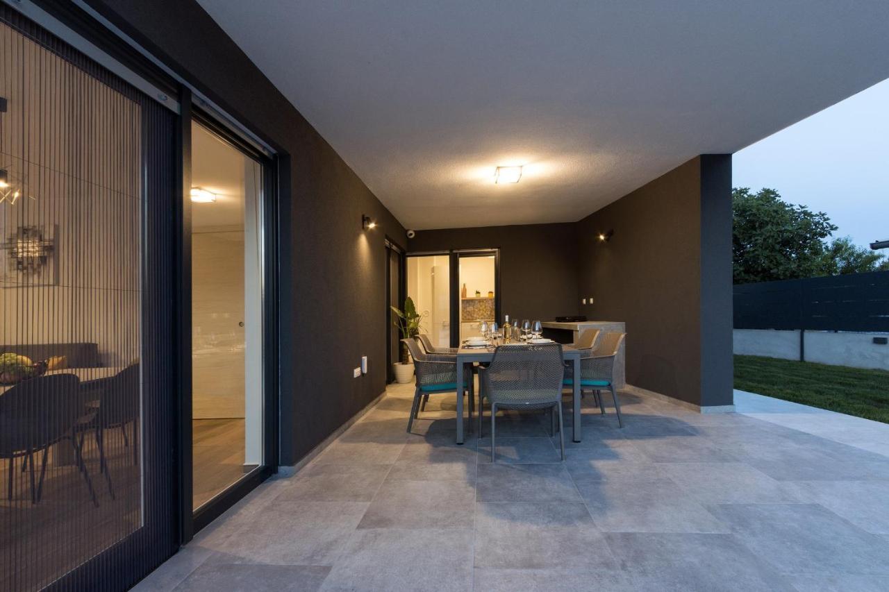 Modern 3-Bedroom Villa With A Private Pool PUY 외부 사진