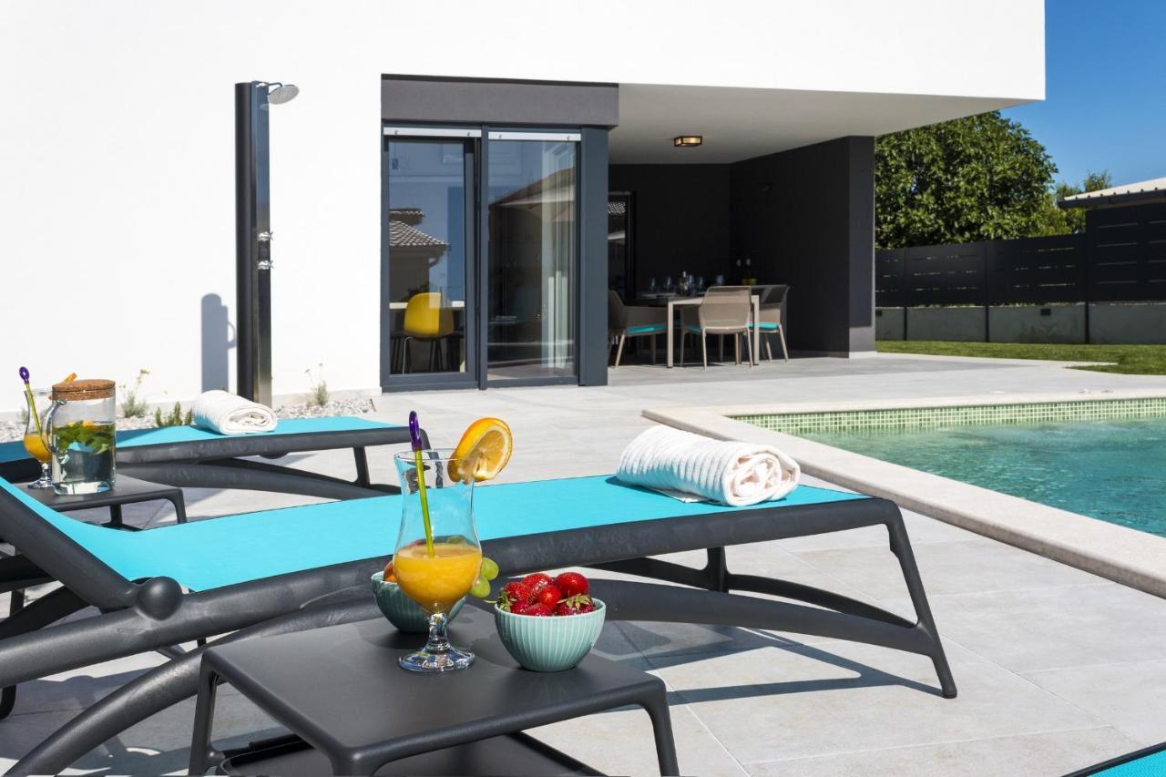 Modern 3-Bedroom Villa With A Private Pool PUY 외부 사진